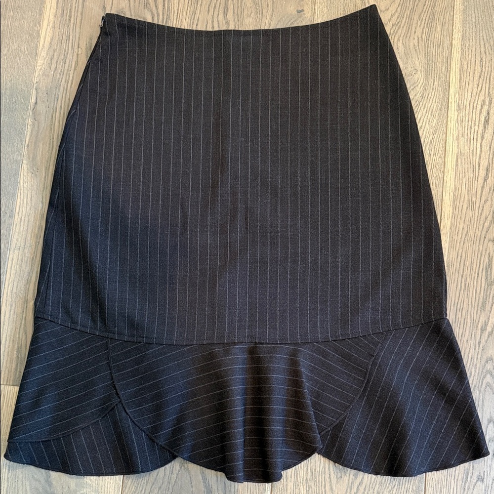 dab-al-yu skirt in classic black with subtle white pinstripes -Size 4